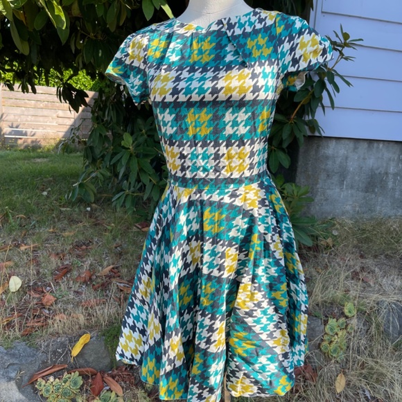 Patterned Dress with Pockets - Picture 3 of 7